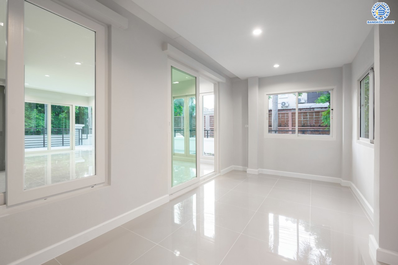 บ้านมือสองตกแต่งใหม่ ม.คาซ่าวิลล์ ราชพฤกษ์-รัตนาธิเบศร์2 แบรนด์ Q.House ต่อเติมครบพร้อมเข้าอยู่ เนื้อที่ 53.2 ตร.ว. ฟังก์ชันจัดเต็ม 3 ห้องนอน 3 ห้องน้ำ 1ห้องอเนกประสงค์ จอดรถได้ 2 คัน บนทำเลศักยภาพ ติดถนนราชพฤกษ์ และเพียง 10 นาทีถึงรถไฟฟ้า "สถานีบางรักน้อยท่าอิฐ"